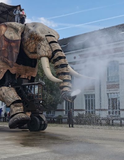 L'Elephant des Machines arrosant les élèves