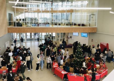 Marché de Noël du lycée dans l'atrium